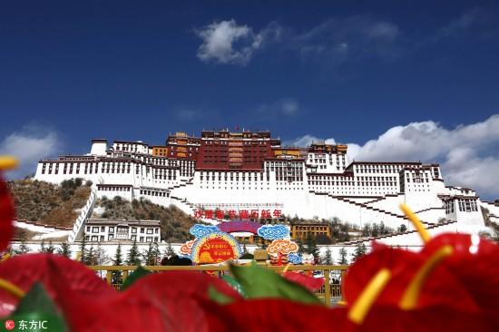 2月10日，布达拉宫广场摆满鲜花和绿色盆景庆祝春节和藏历新年。