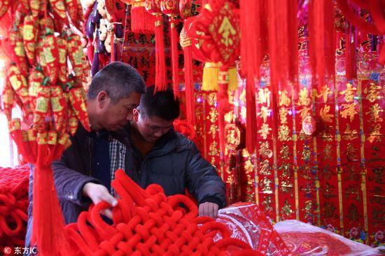 2月10日，市民在西藏自治区拉萨市一家商场选购春节饰品。