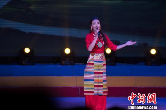 西藏民俗年味浓 古老歌舞亮相新年舞台