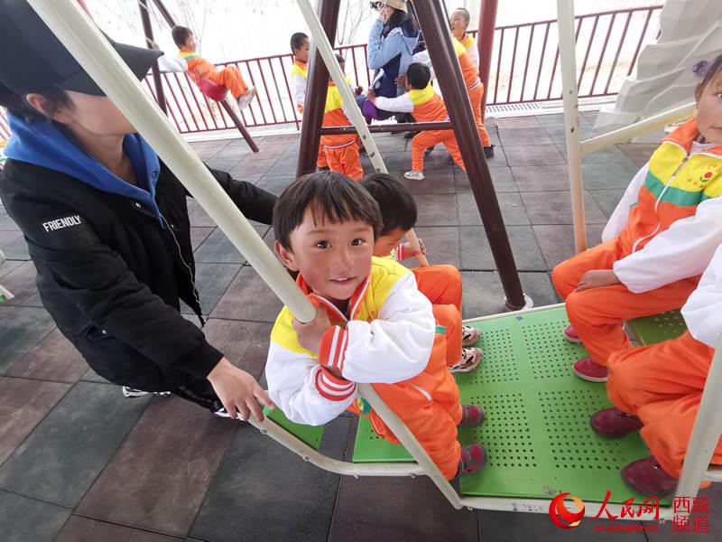 图为小朋友们在幼儿园的户外活动区高兴地玩耍。巨云鹏 摄