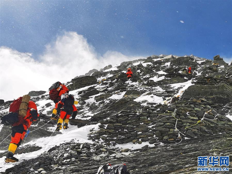 （新华视界）（3）2020珠峰高程测量登山队向海拔8300米进发