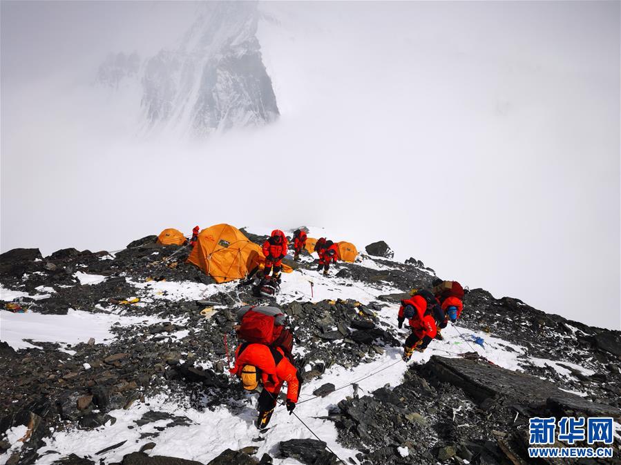 （新华视界）（1）2020珠峰高程测量登山队向海拔8300米进发