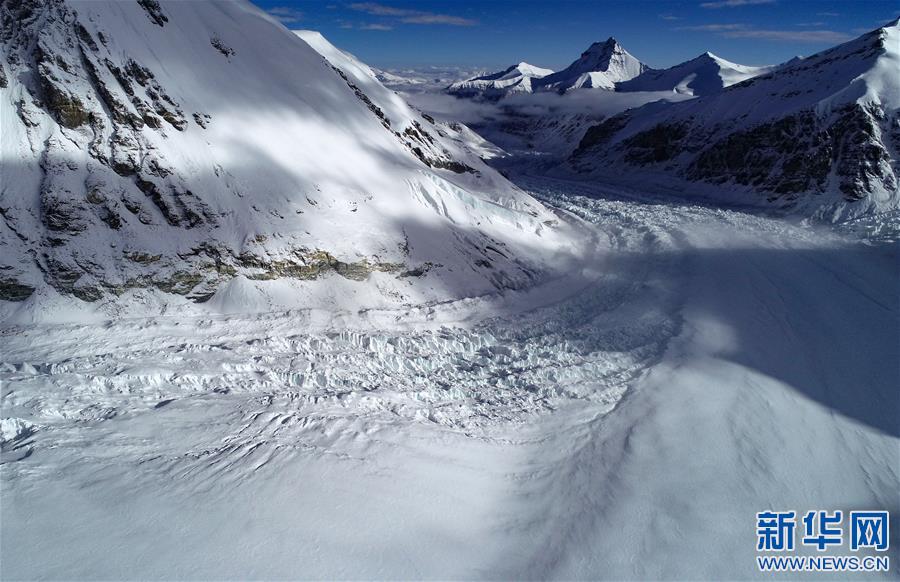 （2020珠峰高程测量·新华视界）（2）雪后珠峰东绒布冰川