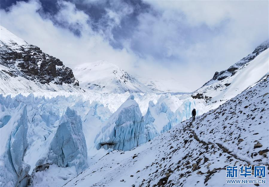 （2020珠峰高程测量·新华视界）（11）雪后珠峰东绒布冰川