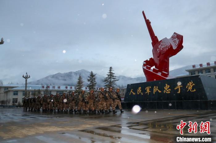 战严寒练技能西藏山南军分区某团雪地练兵(图)