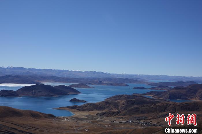 冬日羊卓雍措：湖水湛蓝，如诗如画