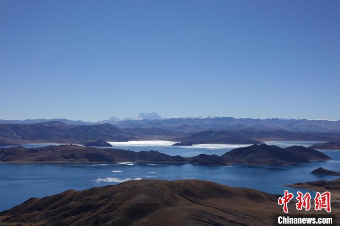 图为从海拔约5000米的鲁日拉观景台俯瞰羊湖。　冉文娟 摄
