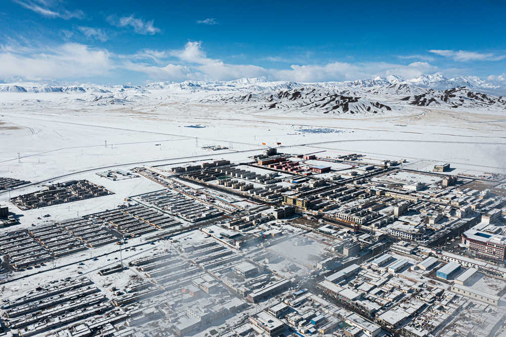 西藏阿里地区改则县迎来初雪，银装素裹，美如画卷。
