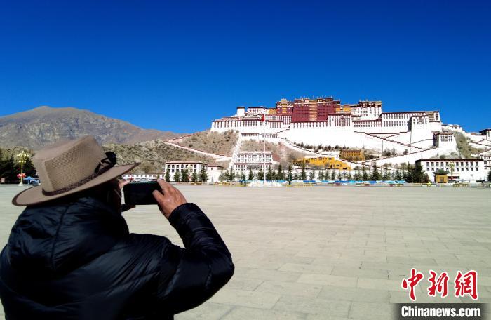 12月8日，西藏拉萨布达拉宫广场，市民正在拍摄布达拉宫。　李林　摄