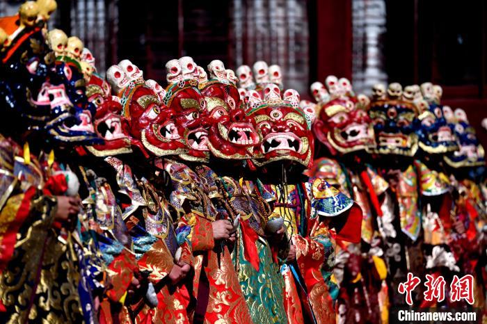 2月19日，楚布寺僧人们佩戴面具参加跳神活动。　李林 摄