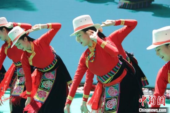 图为藏族妇女跳舞庆贺。　恰嘎·觉如　摄