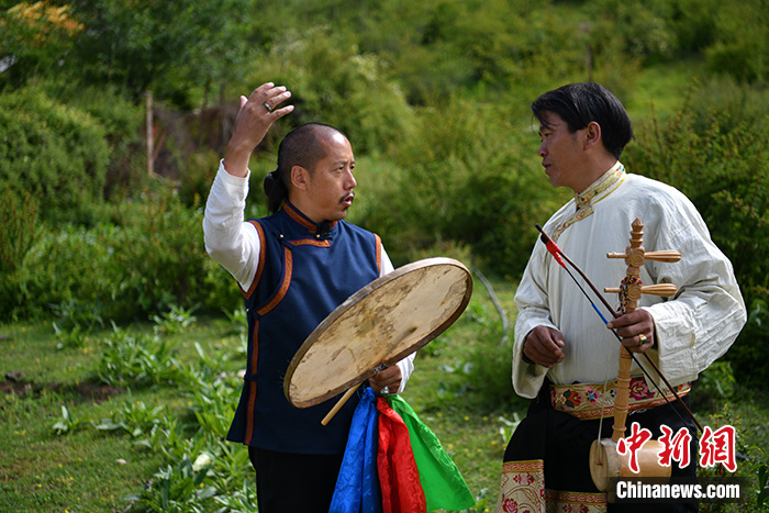 图为7月10日，热西·才让旦（左）与迪庆的民间音乐人白玛扎史（右）在交流。 <a target='_blank' href='/'><p  align=