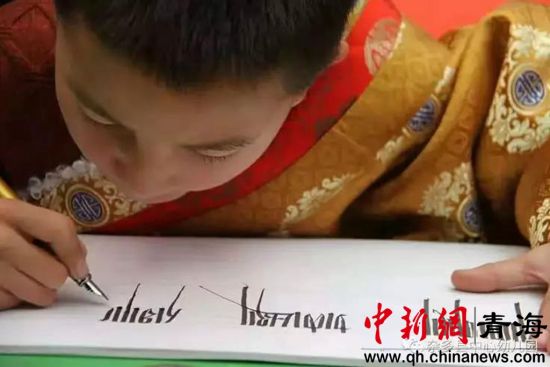 图为杂多县中心幼儿园开展了以“传承非遗文化从我开始”为主题的亲子活动暨首届民间文化游戏节。