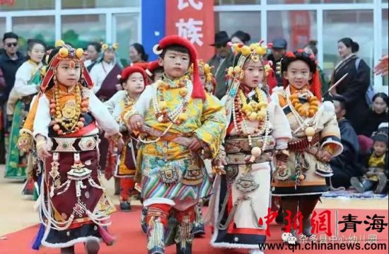 图为杂多县中心幼儿园开展了以“传承非遗文化从我开始”为主题的亲子活动暨首届民间文化游戏节。