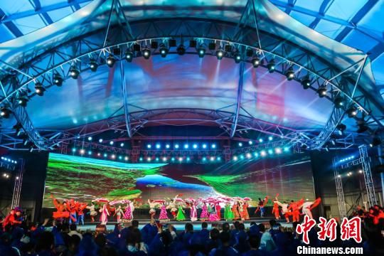 25日晚，沪果文旅交流文艺演出在上海国际旅游度假区大通音乐谷开演。　孙睿　摄