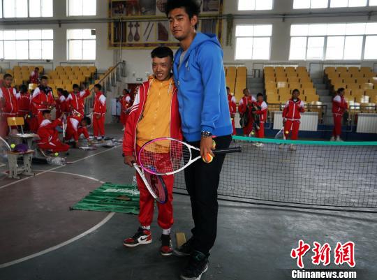 爱心公益进西藏高原少年圆网球梦