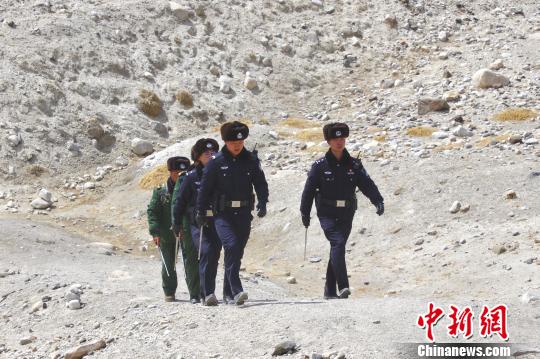 西藏边防“夫妻警察”的双城生活