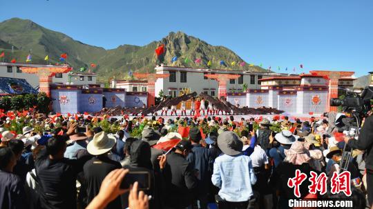 “心连心”艺术团在西藏拉萨进行慰问演出