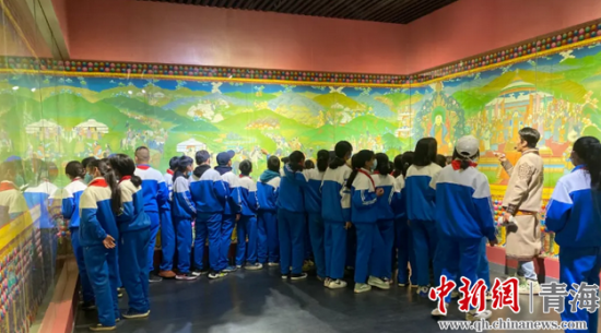 图为中学生参观县博物馆。河南宣供图