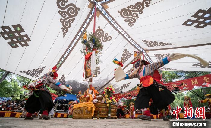 图为2018年8月12日，西藏拉萨雪顿节期间，罗布林卡公园内举行的藏戏比赛吸引了众多藏族民众和国内外游客前来观看(资料图)。　何蓬磊 摄