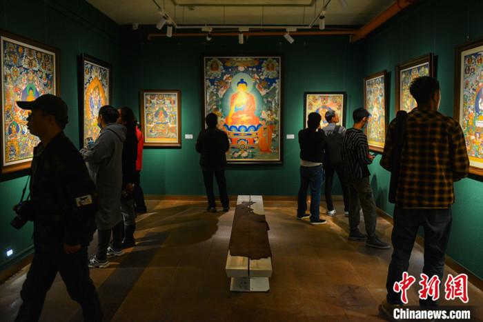 西藏办“百花成蜜”唐卡展展现唐卡迈向社会化传承