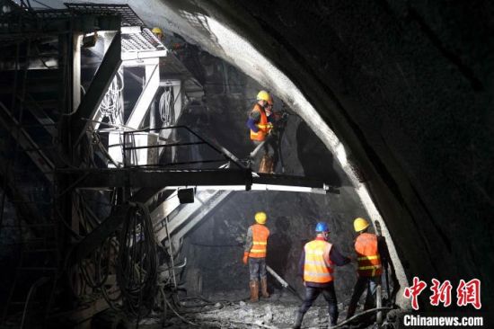 图为中铁二十局五公司在云南省境内的三清高速大尖山隧道施工作业。　苏丹 摄
