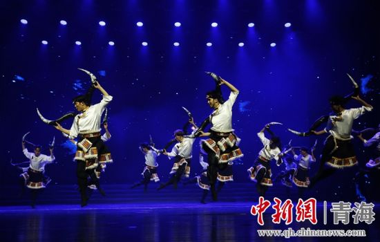 图为藏族舞蹈表演。马铭言 摄