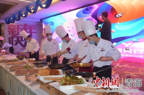 图为青海宾馆推出的2021跨年海鲜烤肉自助大餐。 图由西宁市文化旅游广电局提供