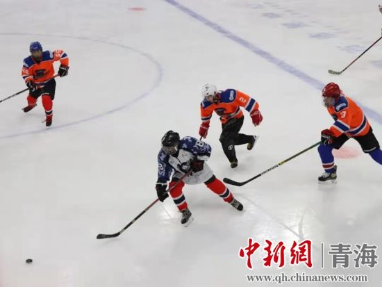 图为2021年迎新年西宁“鼎健”杯冰球精英赛激情开赛。图由西宁市文化旅游广电局提供