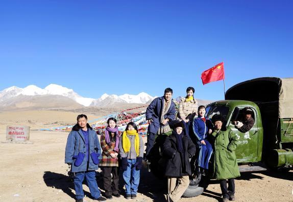 图为电影《雪域青春》主创团队在西藏唐古拉山拍摄点。　摄制组供图 摄