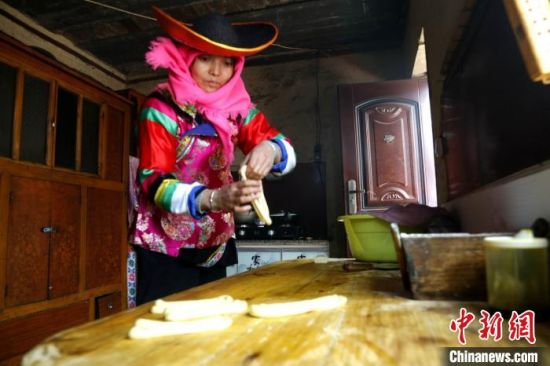 图为东桑杰旦主妻子正在做年馍。　李隽　摄 　　