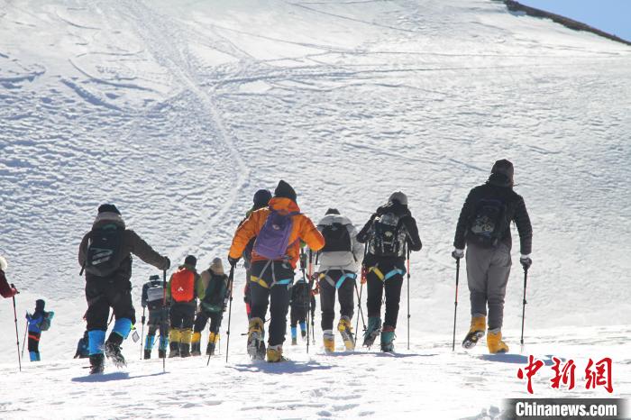 图为2019年，普通民众在洛堆峰体验登雪山活动。资料图 赵朗 摄