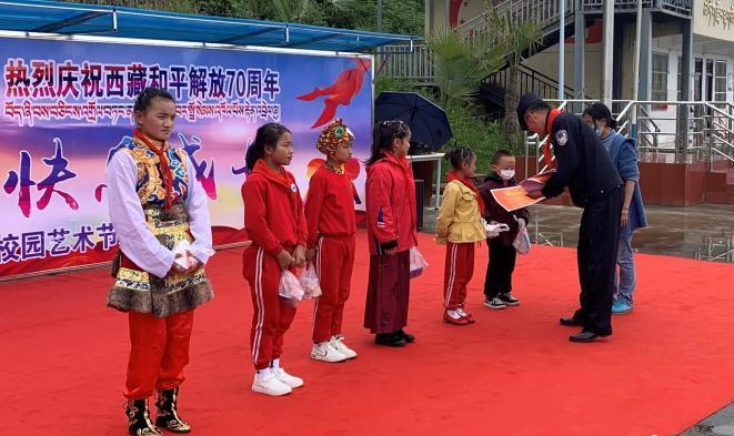 升国旗、做游戏西藏自治区边境民警与小朋友欢度儿童节