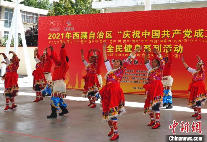 19支西藏健身代表队赛场斗舞多彩民族服饰吸睛