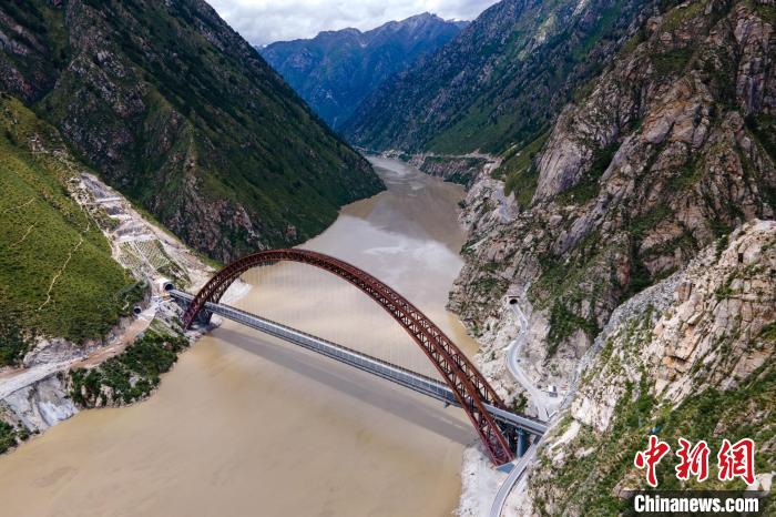 图为航拍西藏藏木雅鲁藏布江双线特大桥，该桥是目前世界海拔最高、跨度最大的铁路钢管混凝土拱桥。　江飞波 摄
