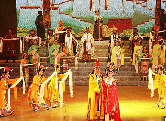 深受藏族民众欢迎的藏戏，距今已有600多年历史，被誉为藏文化的“活化石”，2009年入选联合国教科文组织人类非物质文化遗产代表作名录。10月21日，西藏自治区藏剧团团长班典旺久介绍，历经八年，藏剧团“八大藏戏”数字化舞台化影像资料建设保存工作已经完成六部。图为10月20日，改编传统藏戏《文成公主》首场公演在拉萨圆满落幕。 <a target='_blank' href='http://www.chinanews.com/'><p  align=