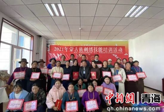 图为河南县文化图书馆举办2021年刺绣技能培训活动。河南县文化图书馆供图