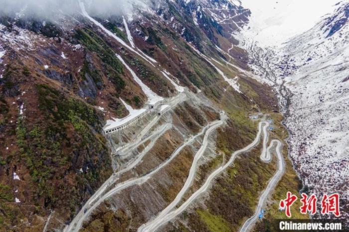 图为嘎隆拉隧道南段,穿过该隧道后便正式进入了墨脱县范围。