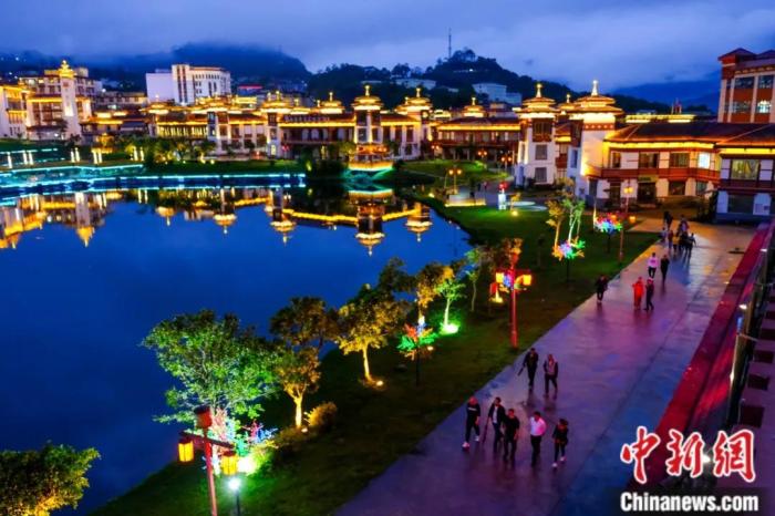 墨脱入夜,华灯初上,昔日“高原孤岛”如今日渐繁华。