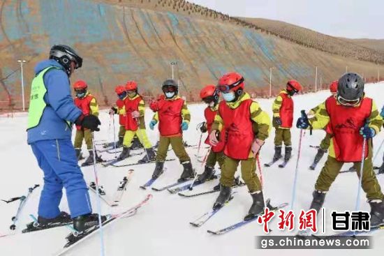 图为天祝乌鞘岭国际滑雪场游客享受冰雪运动乐趣。