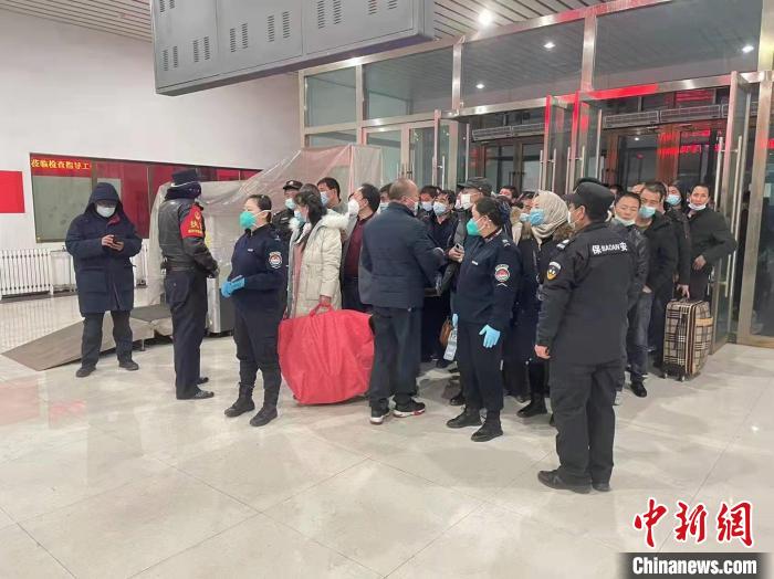 中国铁路青藏集团公司“点对点”开行专列助务工人员返乡
