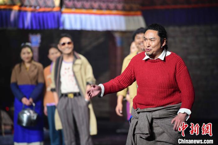 图为西藏本土话剧《八廓街北院》演出现场。　贡嘎来松 摄