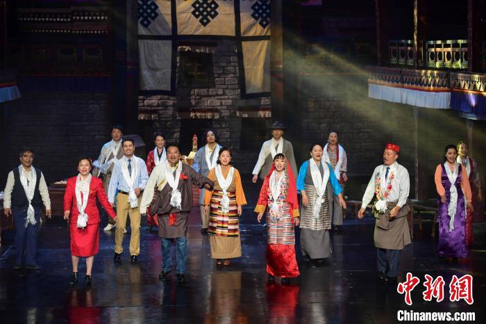 图为西藏本土话剧《八廓街北院》演出现场。　贡嘎来松 摄