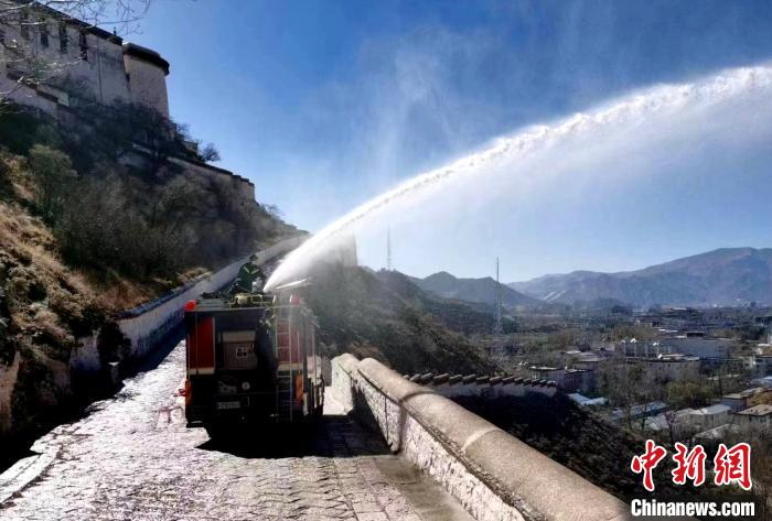 12月6日，布达拉宫消防救援大队在布达拉宫山体林草区域开展湿化工作。　刘瑜 摄