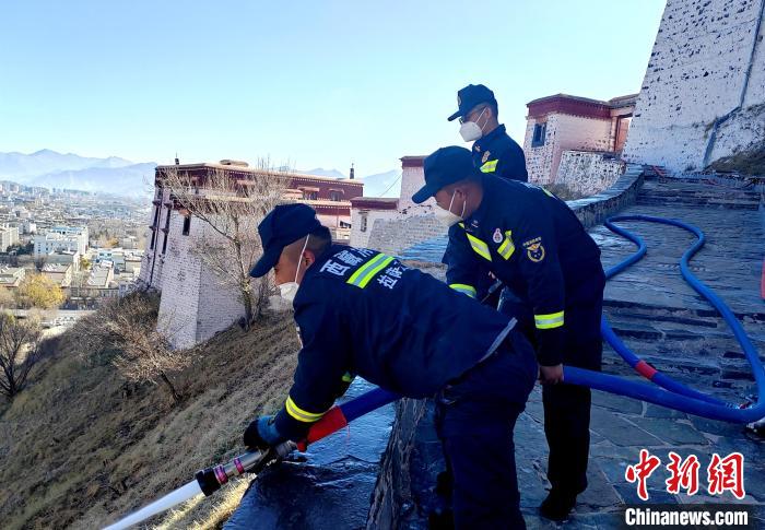 12月6日，布达拉宫消防救援大队在布达拉宫山体林草区域开展湿化工作。　刘瑜 摄