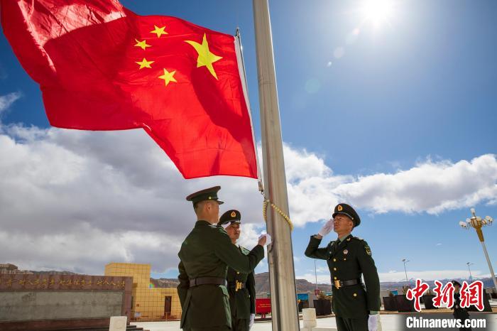 图为在西藏阿里地区札达县，军民共同举行升国旗仪式，庆祝西藏百万农奴解放纪念日。　刘晓东 摄