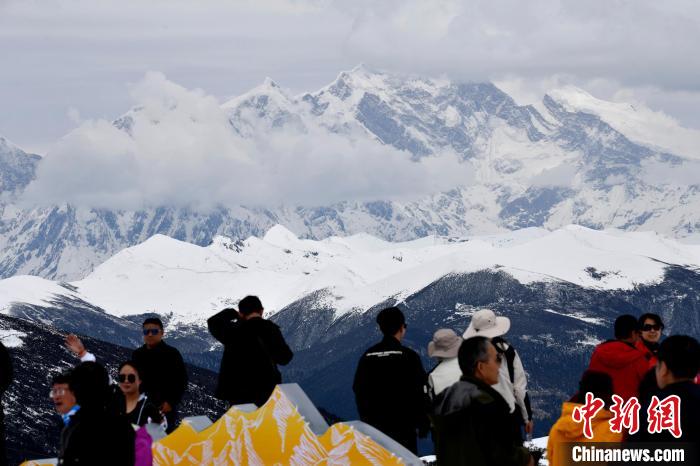 图为5月14日，西藏林芝色季拉山观景台，游客远眺南迦巴瓦峰。　　李林 摄