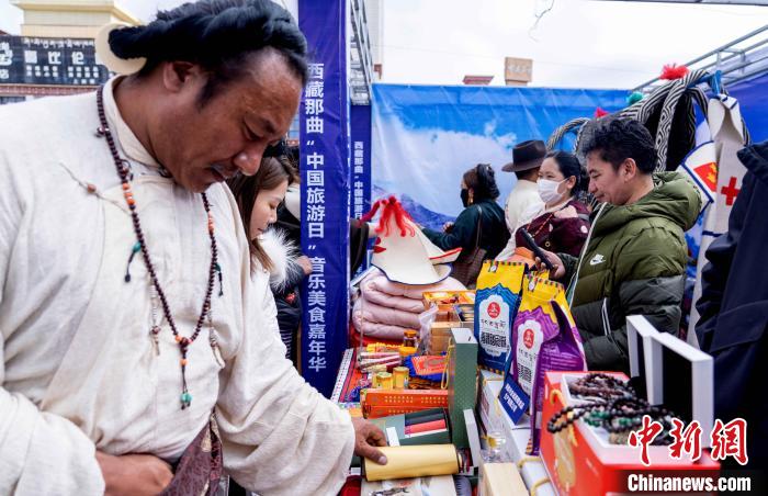图为“极地那曲 天际之旅”2023西藏那曲“中国旅游日”音乐美食嘉年华活动现场。　那曲市文化和旅游局供图