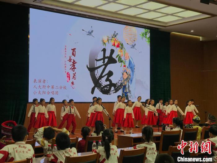 图为中国人民大学附属中学第二分校的小朋友们合唱。　陈建新 摄