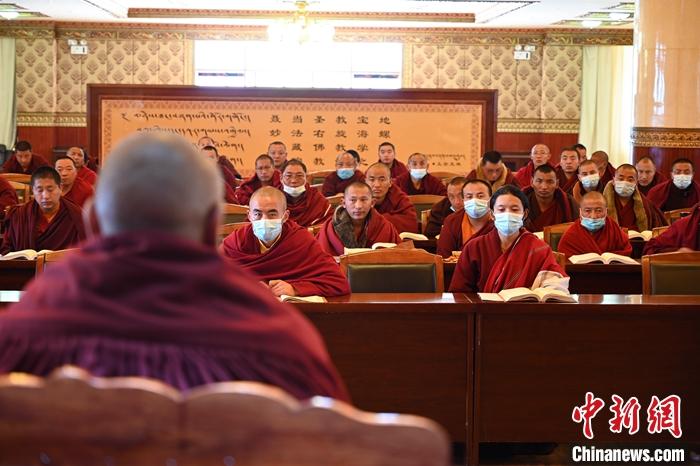 3月23日，记者走进位于拉萨的西藏佛学院，探访宗教学府的新学期。图为佛学院学员正在上课。<a target='_blank' href='http://www.chinanews.com/'><p  align=